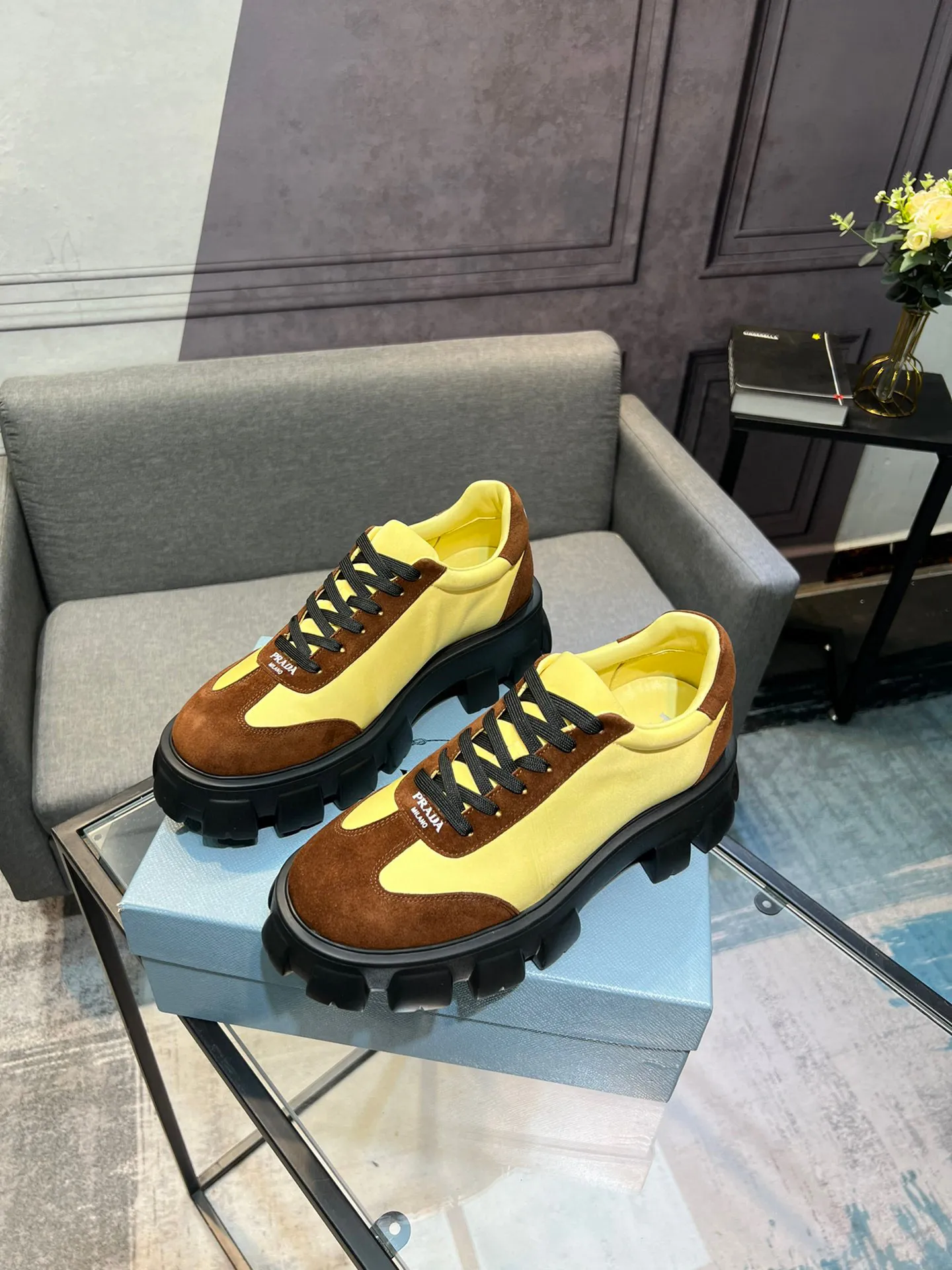 Men's shoes 💰540 Prada Latest 2025ss spring and summer catwalk series Thick-soled platform platform Casual sports shoes Couple style ☑️ Bold contrasting bright colors and fashionable combination Casual sports style design with exquisite details Classic personalized gear thick sole Increased comfort and unique modern trend style 🚩 Fabric: Cowhide ➕ Cloth Lining: Sheepskin Outsole: Original molded ultra-light foam material Sole thickness: 4.5CM Size: 35-45 (Female 40, Male 45, customized, non-returnable)
